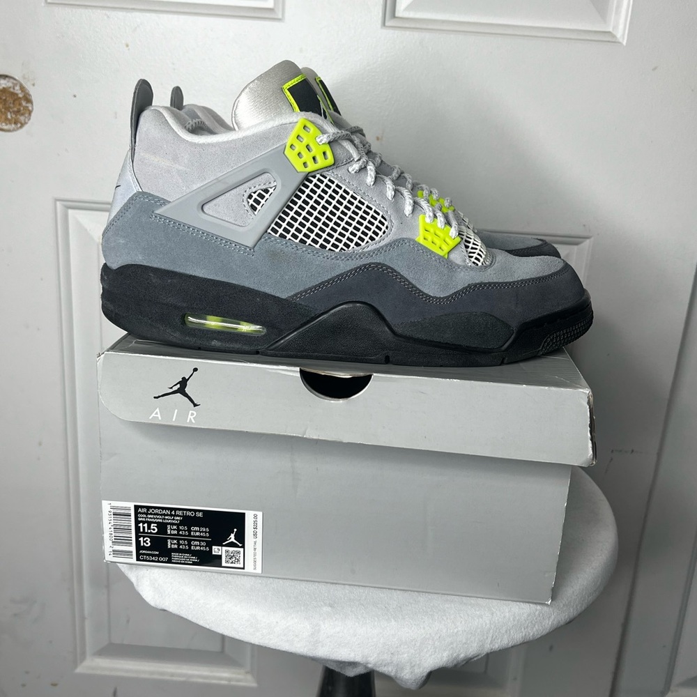 Air Jordan 4 RETRO SE (air max 95) cool grey/volt SIZE 11.5 (used)